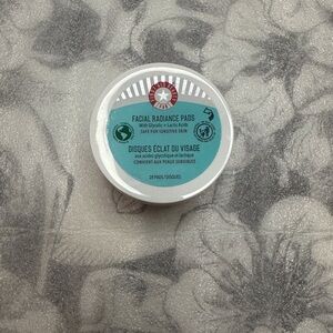 First Aid Beauty Facial Radiance Pads - White and Blue